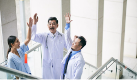 Cómo prepararse para ejercer medicina en Estados Unidos 2025: guía para médicos graduados en el extranjero