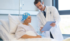 Agradecimiento a los médicos por priorizar la renovación de su licencia médica